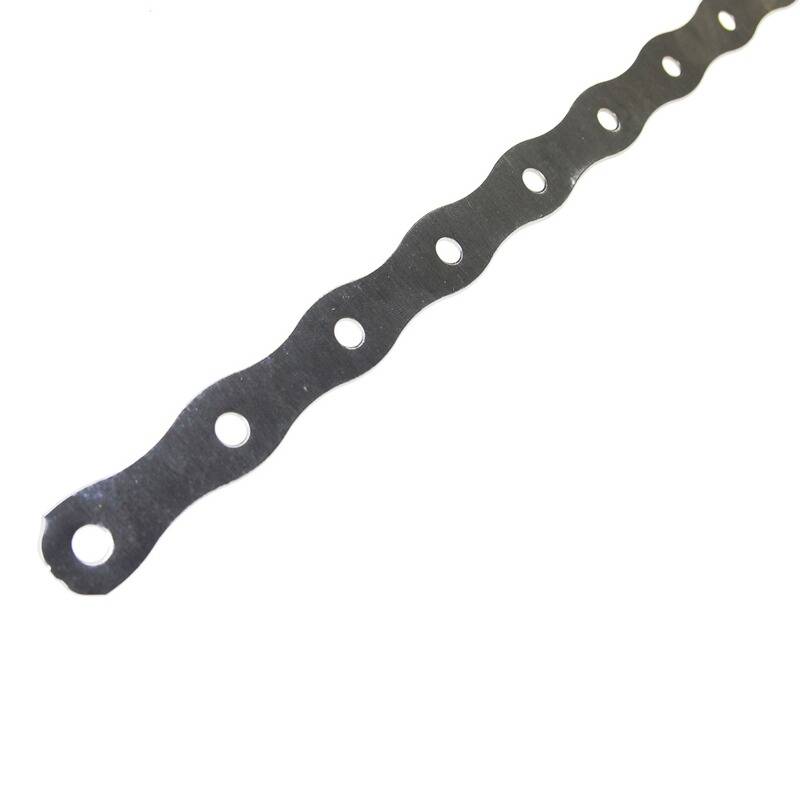 Eine Nahaufnahme eines metallischen Fahrradkettensegments, das eine Reihe verbundener Glieder mit kreisförmigen Löchern zeigt, isoliert auf weißem Hintergrund.