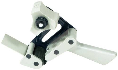 Eine Nahaufnahme einer hellgrauen und schwarzen verstellbaren Schraubzwinge mit drehbarem Kopf und Gummigriffen, die zum sicheren Halten von Gegenständen verwendet wird.