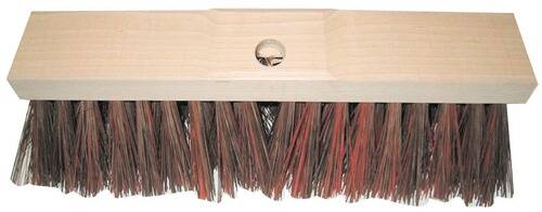 Eine Nahaufnahme eines Holzbesen-Kopfes mit braunen und roten Borsten.