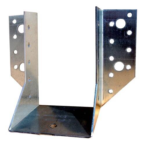 Eine Metallklammer mit mehreren kreisförmigen Löchern, die zur strukturellen Unterstützung verwendet wird, gegen einen weißen Hintergrund dargestellt.