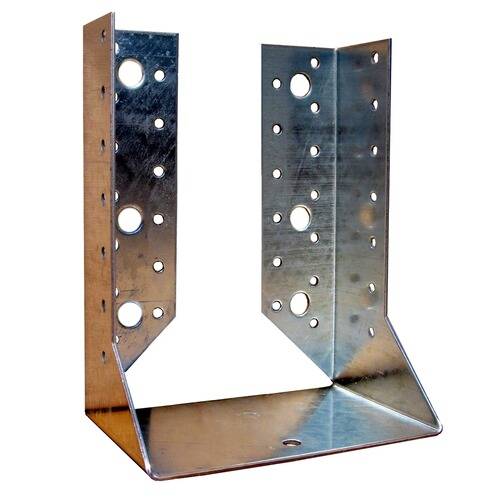 Eine Metallhalterung mit mehreren Schraubenlöchern, die zur Befestigung von Holzbalken in Bau- oder Schreinerarbeiten verwendet wird.