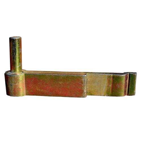 Ein Metalltool mit einem zylindrischen Griff und einer flachen, rechteckigen Basis. Es scheint sich um einen Scharnierbolzen oder um ein Teil einer mechanischen Baugruppe zu handeln.