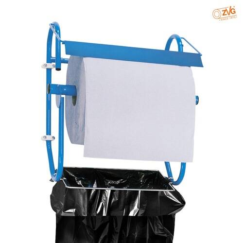 Ein blauer an der Wand montierter Papierhandtuchspender mit einer Rolle Papierhandtücher über einem schwarzen Kunststoffmüllsack.