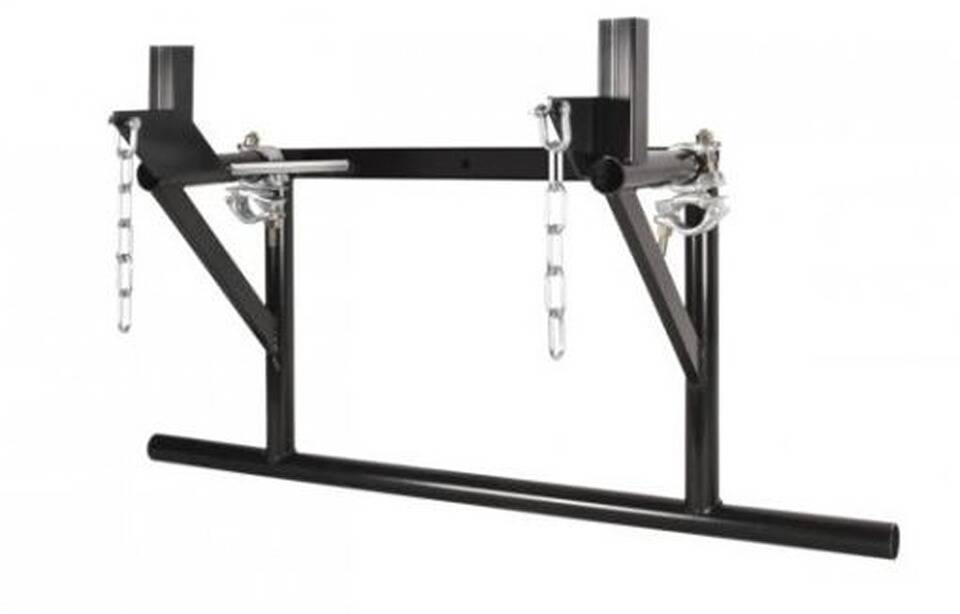 Ein schwarzes, robustes Metallgestell aus schwerem Material, das zum Tragen eines Boxsacks konzipiert ist, mit Haken und Ketten für sichere Befestigung.