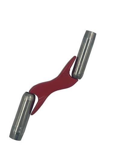 Ein roter Flaschenöffner mit langem, gebogenen Griff und metallischer Spitze zum Öffnen von Verschlüssen.