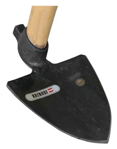 Eine Hacke mit holzernem Griff und einer schwarzen Metallklinge, die nach unten zeigt, mit einem Markenetikett auf der Klinge.