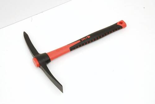 Ein rot-schwarzes Handwerkzeug mit doppeltem Kopf; eine Seite ist eine Spitzhacke, die andere ein flacher Meißel. Wird zum Graben oder Durchbrechen von harten Oberflächen verwendet.