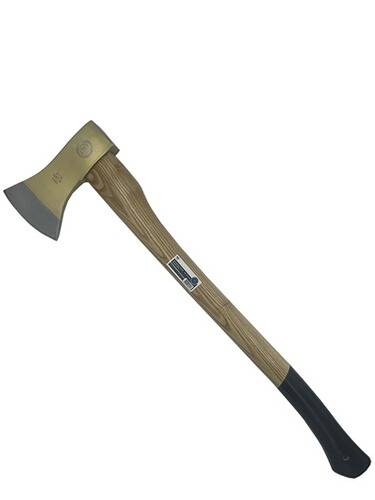 Eine Axt mit hölzernem Griff und metallischem Kopf, schräge Klinge nach links gewandt. Der Griff hat ein kleines Etikett in der Mitte.
