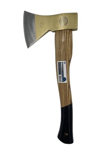 Axt mit Holzgriff und Metallkopf, versehen mit einem Aufkleber mit Barcode.