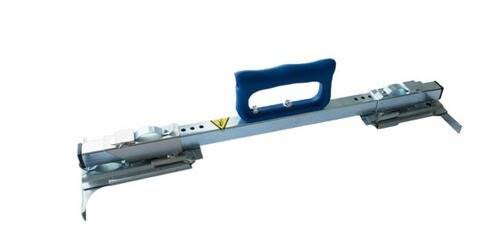 Ein Metallschneeschaufelkopf mit gekrümmtem Design und einem Loch zum Befestigen eines Stiels. Die Schaufel ist breit und flach und eignet sich zum Schaufeln.