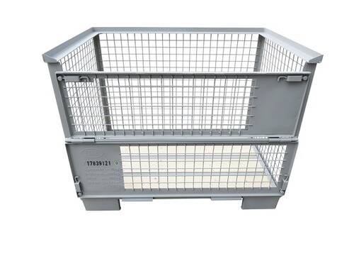 Ein Metalllagerbehälter mit Drahtgeflecht-Seitenwänden und einer massiven Metallbasis, gekennzeichnet durch eine Seriennummer, verwendet für industrielle Lagerung.