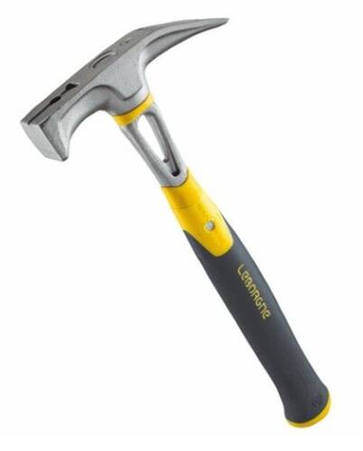 Ein Hammer mit einem grauen Metallkopf und einem schwarz-gelben Griff, auf dem ein Markenlogo zu sehen ist. Konzipiert für den Einsatz im Bau- oder Zimmerei-Handwerk.