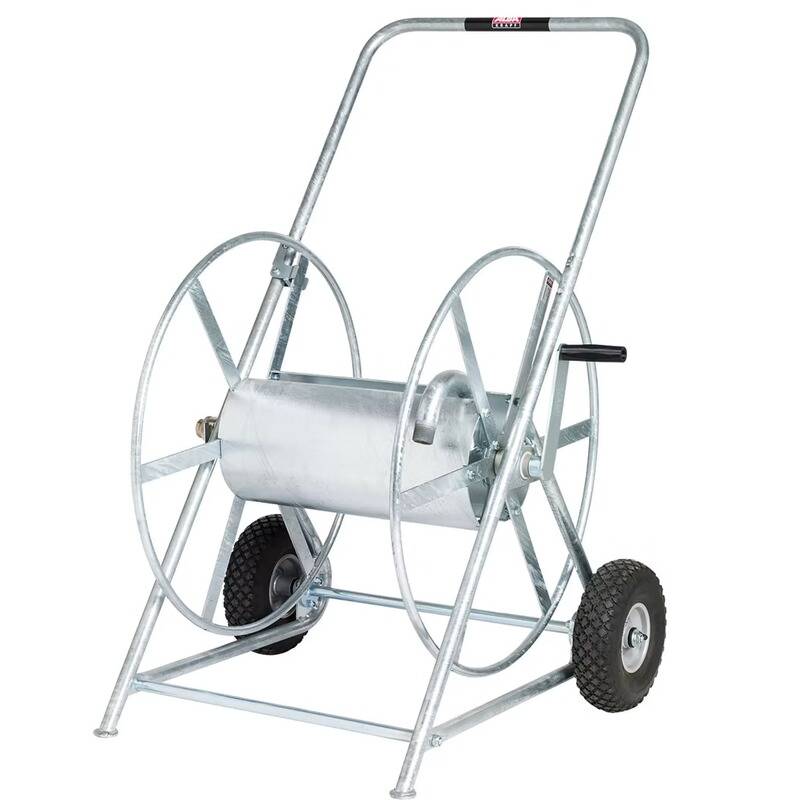 Ein Metallgartenschlauchrollenkarren mit zwei Rädern und einem Griff, konstruiert für einfachen Transport und Lagerung von Schläuchen in Außenbereichen.