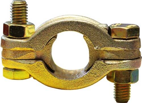 Eine goldene Metallklemme mit zwei Bolzen wird gezeigt, die häufig in Bau- oder mechanischen Anwendungen zum Sichern von Rohren oder Strukturen verwendet wird.
