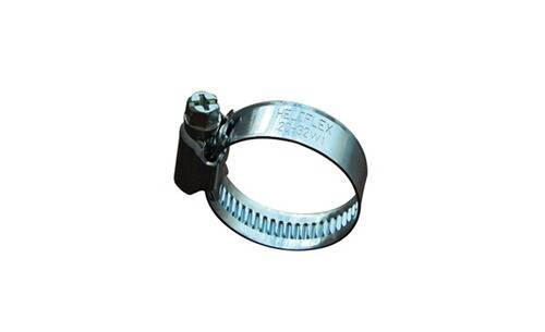 Eine Metallschlauchschelle mit einer Schraube zum Anziehen, auf ihrem Band mit dem Text 'HELIFLEX 12M32W1' eingraviert.