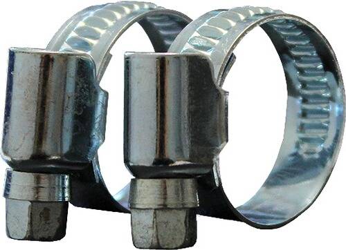 Nahaufnahme von zwei Metallschlauchschellen, jede mit einem gerillten Band und einem Schraubenmechanismus, die zur Befestigung von Schläuchen verwendet werden.