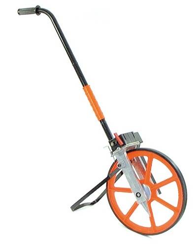 Ein Messschieber mit einem orangefarbenen Griff, das zum Messen von Entfernungen verwendet wird, verfügt über ein großes kreisförmiges Rad und einen Zähler für Genauigkeit.