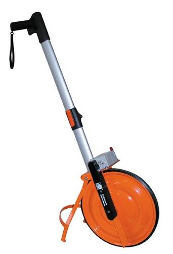 Ein orangefarbenes Messhrad mit Metallgriff und Griffzone, das zur Messung von Entfernungen auf dem Land verwendet wird, vor weißem Hintergrund gezeigt.