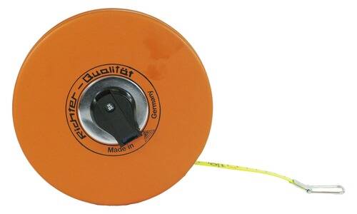 Eine orange Messbandrolle mit der Aufschrift „Richter Qualität