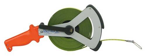 Ein grünes Stahllineal mit metallischem Rahmen, teilweise ausgefahren, wird zum Messen von langen Entfernungen oder großen Objekten verwendet.