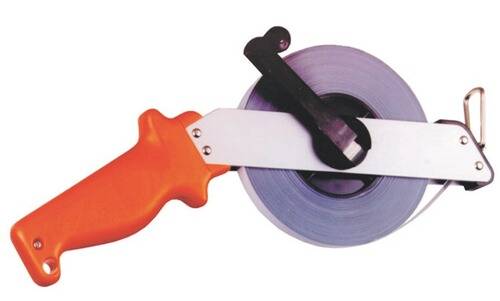 Tapeabroller mit orangefarbenem Griff und schwarzer Schneidekante, der eine Rolle Klebeband hält.