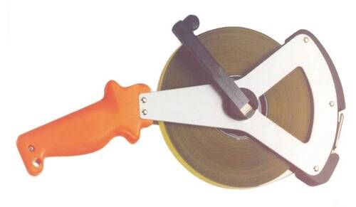 Stahlmaßstab mit orangenem Griff und langem metallischem Stahlband, ordentlich aufgerollt, wird zum genauen Messen großer Entfernungen verwendet.