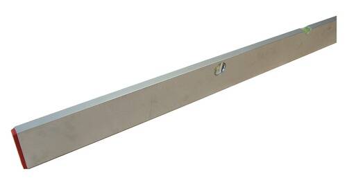 Ein langer, flacher Metallstab mit einem Loch in der Nähe eines Endes, möglicherweise zur Verwendung im Bauwesen oder als Werkzeug.