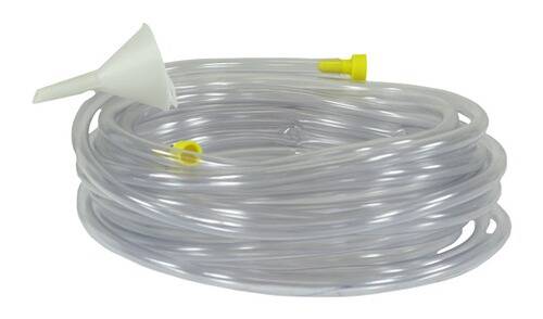 Aufgerollter transparenter Schlauch mit gelben Anschlüssen und einem weißen Trichter, wahrscheinlich für Flüssigkeitstransfer oder medizinische Zwecke verwendet.