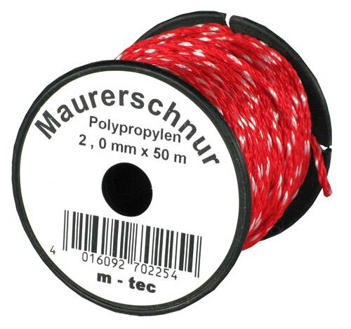 Eine Spule aus rot-weiß gestreiftem Polypropylen-Schnur mit der Beschriftung „Maurerschnur, 2,0 mm x 50 m