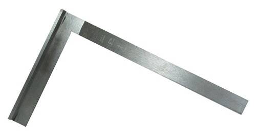 Ein Stahlwinkel mit rechtwinkliger Ausführung, der zum Messen und Markieren von 90-Grad-Winkeln in der Holzbearbeitung oder Metallbearbeitung verwendet wird.