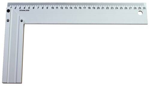 Ein Nahaufnahmebild eines Metalllineals, das Messwerte in Zentimetern von 0 bis 15,7 anzeigt.