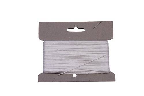 Eine Spule weißer Schnur, die um einen Kartonhalter gewickelt ist, wird häufig für Bastelprojekte oder Nähprojekte verwendet.