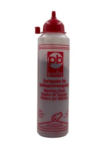 Ein Behälter mit Markierungkreide mit Etikett in mehreren Sprachen, einschließlich Englisch und Deutsch, wird zum Markieren von Oberflächen im Bauwesen verwendet.