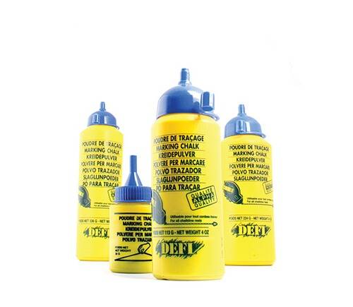 Vier gelbe Flaschen mit Markierungkreide mit blauen Verschlüssen werden ausgestellt. Jede Flasche ist mit mehrsprachigen Etiketten und dem DET1-Markenlogo versehen.