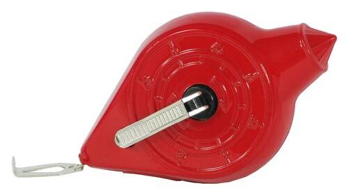 Ein rotes Vintage-Feueralarmmelder mit weißem Griff in der Mitte, das zur Aktivierung von Brandnotfallsystemen verwendet wird.