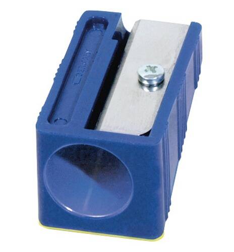 Ein blauer Bleistiftspitzer mit einer einzelnen Metallklinge, aus einem Winkel betrachtet, der die Klinge und die Öffnung zum Einführen eines Bleistifts zeigt.