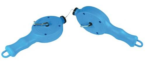 Zwei blaue Drachen mit befestigten Schnüren, aufeinander ausgerichtet.