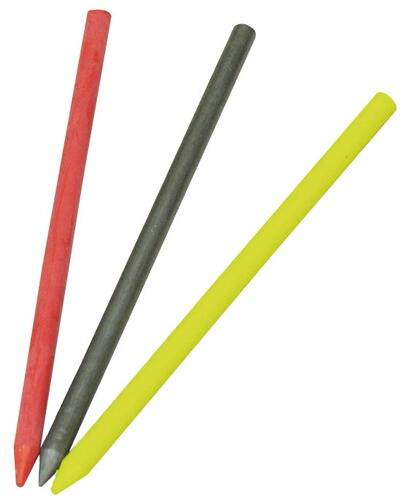 Drei farbige Stäbe: rot, schwarz und gelb, diagonal von links nach rechts vor einem weißen Hintergrund angeordnet.