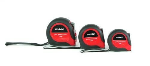 Zwei rote und schwarze Messbänder, beschriftet mit „m-tec