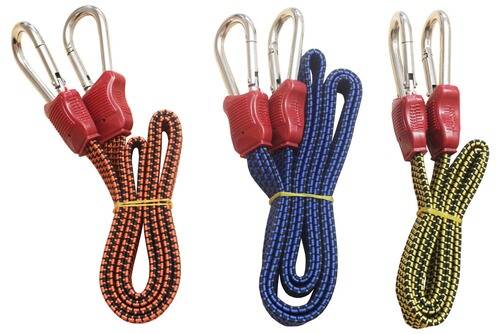 Drei Bungee-Seile mit Metallhaken und roten Griffen; eines orange, eines blau und eines gelb. Entwickelt zum Sichern von Gegenständen.