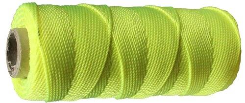 Leuchtend gelb, dicht aufgewickelte Seilspule, Textur sichtbar, vor neutralem Hintergrund.