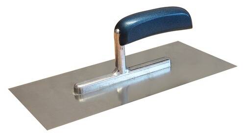 Ein Metallspachtel mit blauem Griff, zum Auftragen und Glätten von Putz oder Zement verwendet, auf weißem Hintergrund platziert.