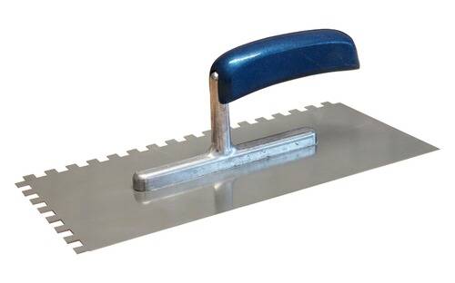 Ein Metallspachtel mit blauem Griff, mit Rillen entlang einer Kante ausgestattet, wird häufig zum Verteilen oder Glätten von Materialien wie Zement oder Fugenmörtel verwendet.