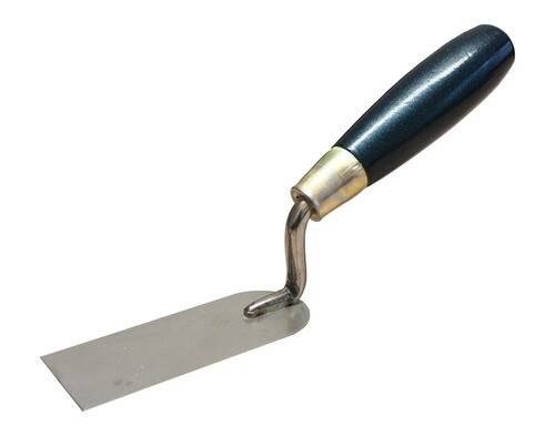 Ein Metallspachtel mit rechteckigem Griff und dunkelblauem Griff, verwendet zum Auftragen oder Glätten von Gips, Zement oder anderen Materialien.