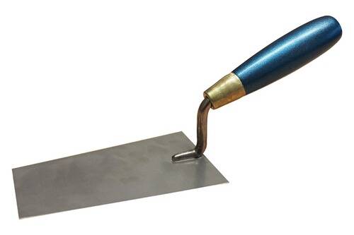 Ein Maurerkelle mit blauem Griff aus Metall, verwendet zum Verteilen und Glätten von Materialien, vor weißem Hintergrund.