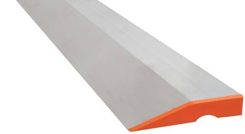 Ein langer, dreieckiger Keil mit einer grauen Oberfläche und einer orangefarbenen Basis, wahrscheinlich als Türstopper oder zu Stützungszwecken verwendet.