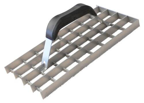 Ein Fleischklopfer aus Metall mit einem Gitter aus scharfen Klingen und einem schwarzen Griff wird gezeigt. Das Werkzeug ist zum Weichmachen von Fleisch konzipiert.