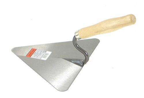 Ein dreieckiger Maurerkelle mit hölzernem Griff, verwendet zum Verteilen und Glätten von Mörtel oder Putz.