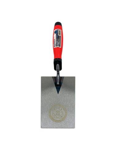 Ein rechteckiges Maurerwerkzeug mit rotschwarzen Griffen, auf dessen Metallblatt ein Freimaurersymbol eingraviert ist und das häufig in der Maurerkunst verwendet wird.