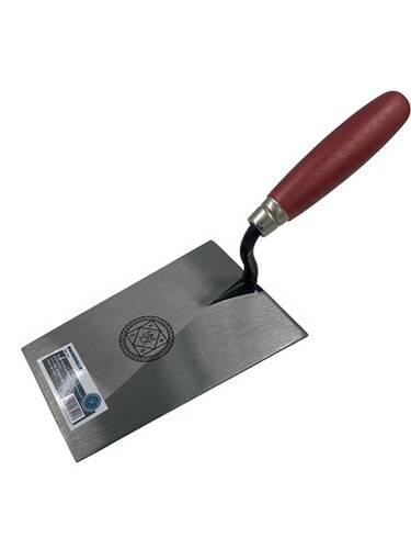 Eine Kelle mit einem roten Griff und einer flachen Metallklinge mit einem Logo und einem Barcode-Aufkleber.